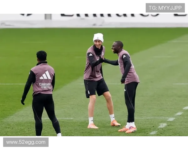 费兰门迪赛前训练亮相皇马阵容 费兰门迪赛前训练亮相皇马阵容